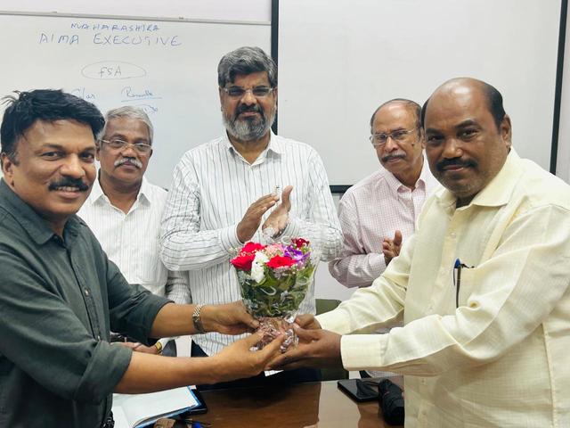 V K Muraleedharan being felicitated by AIMA MAHARASHTRA CHAIRMAN